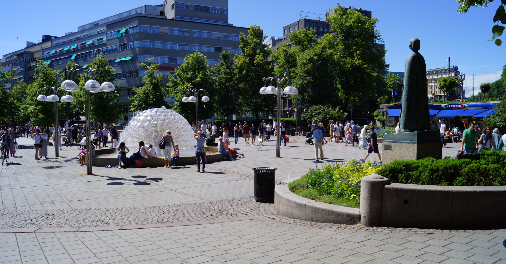 013 Studenterlunden ved Nationalteateret vis a vis Karl Johans gate-foto Geir Johansen.jpg