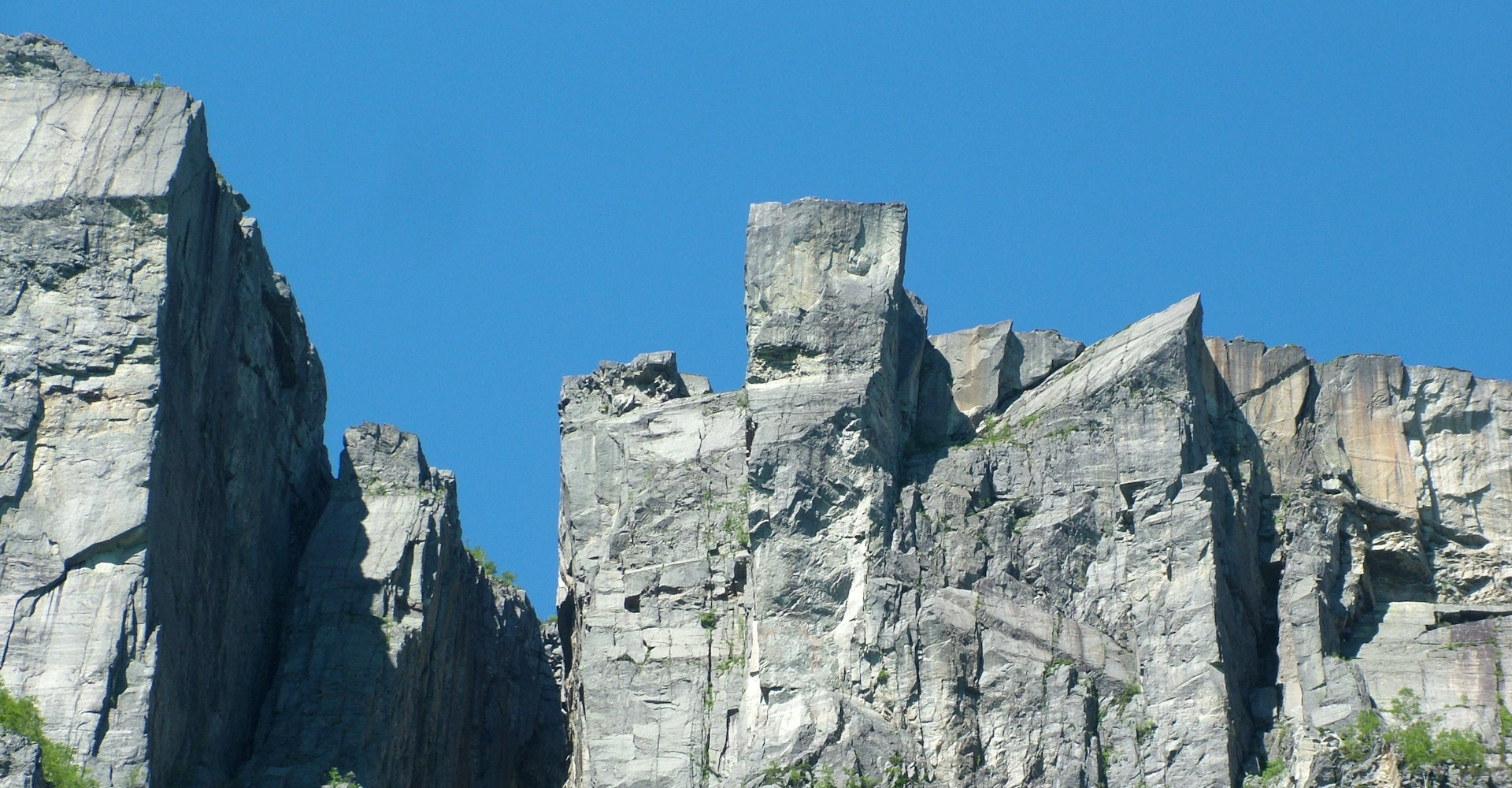 003 Preikestolen sett fra Lysefjorden - Foto Franz Clemens.jpg