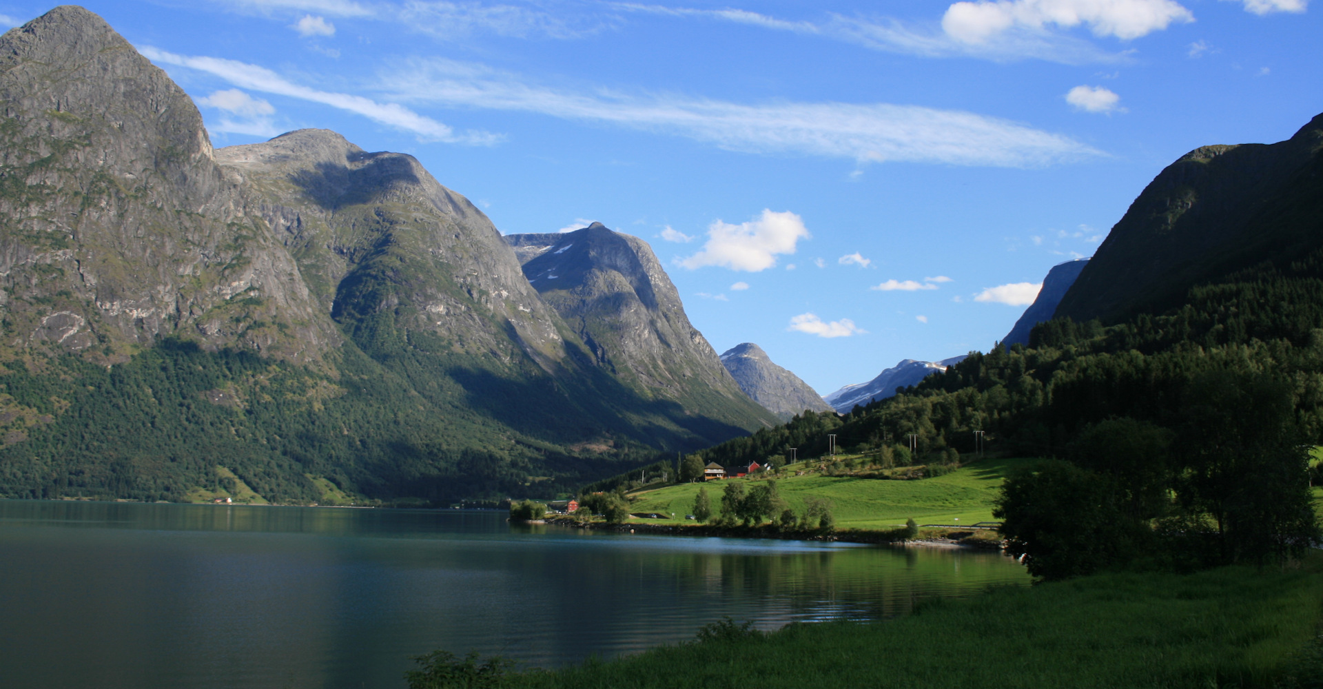 003 - i enden av Oppstrynsvatnet rett før Hjelle og Hjelledalen - Foto Geir Johansen.jpg
