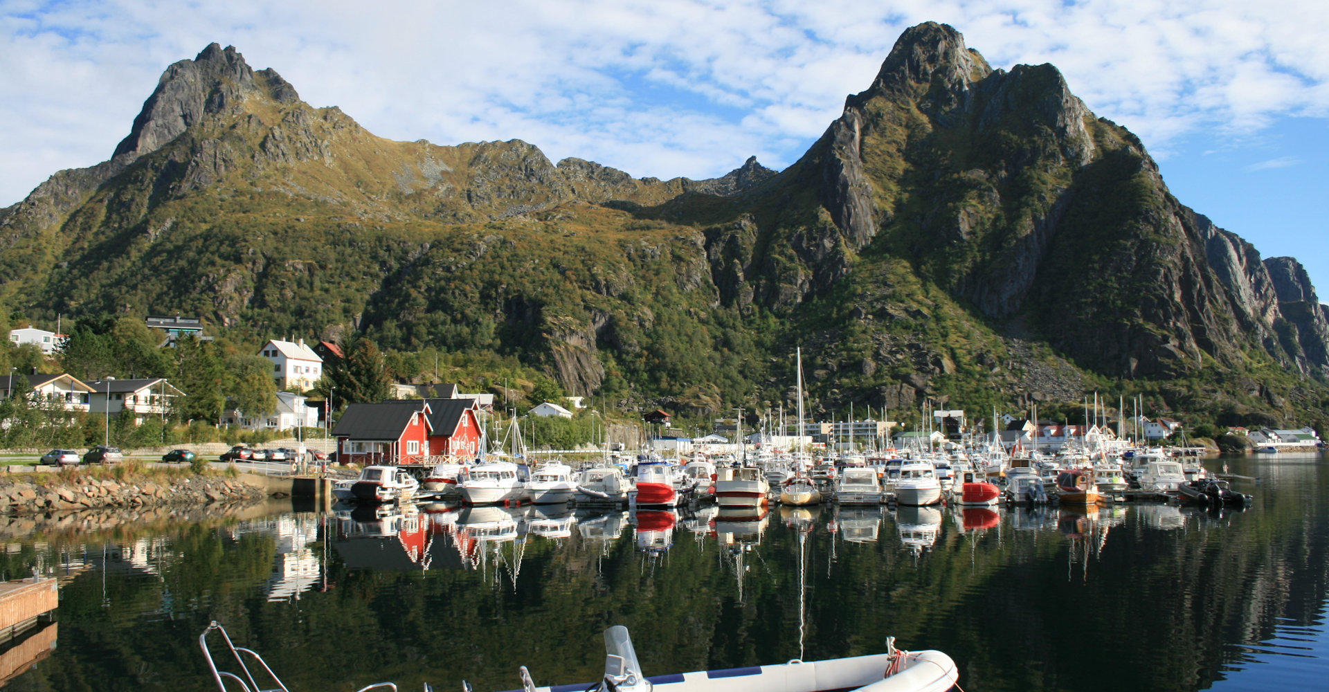 024 Svolvær småbåthavn med Fløyfjellet og Svolværgeita i bakgrunnen - foto Geir Johansen.jpg