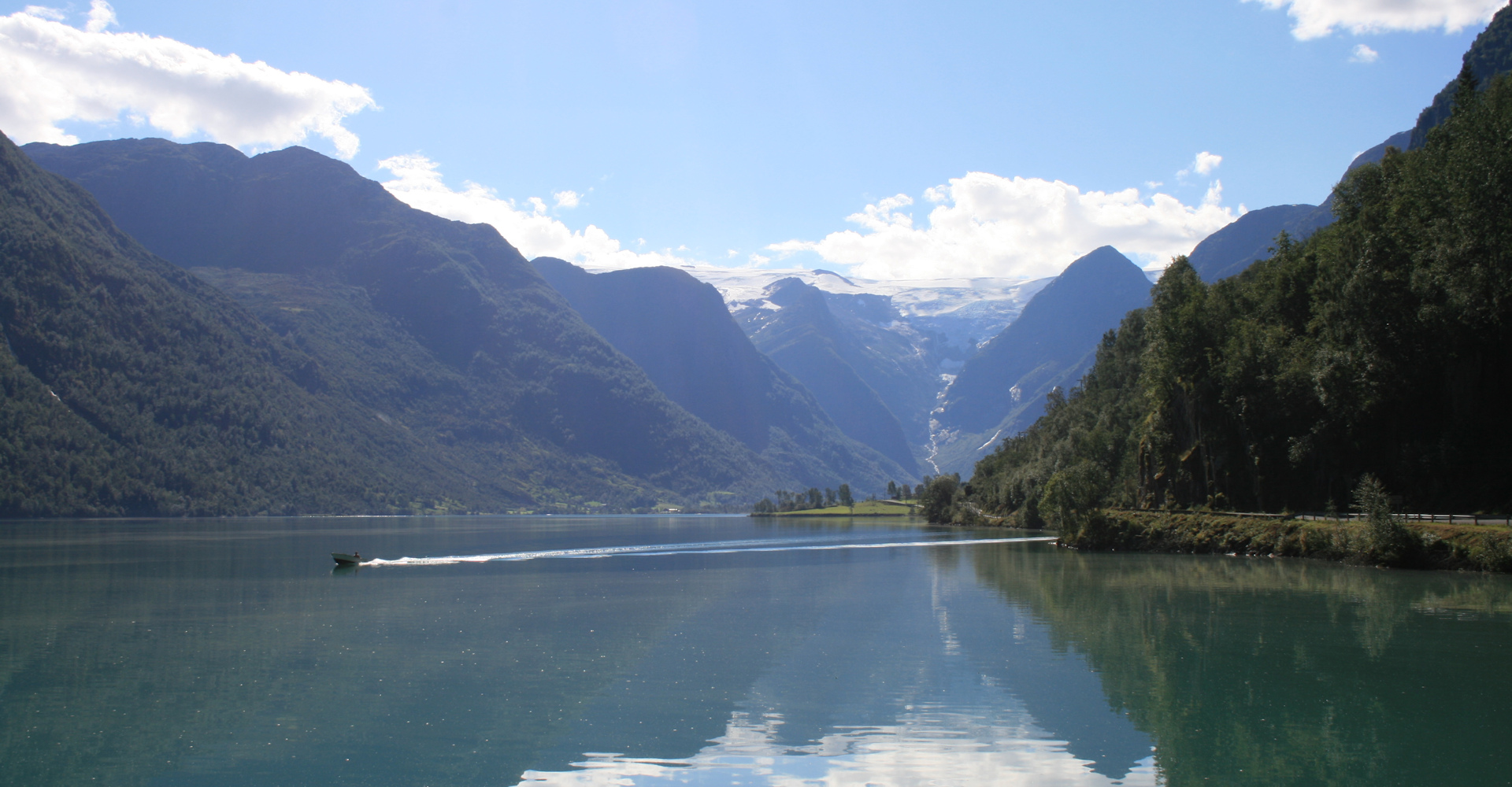 008 Oldedalen og Oldevatn mot Melkevollbreen-foto Geir Johansen.jpg