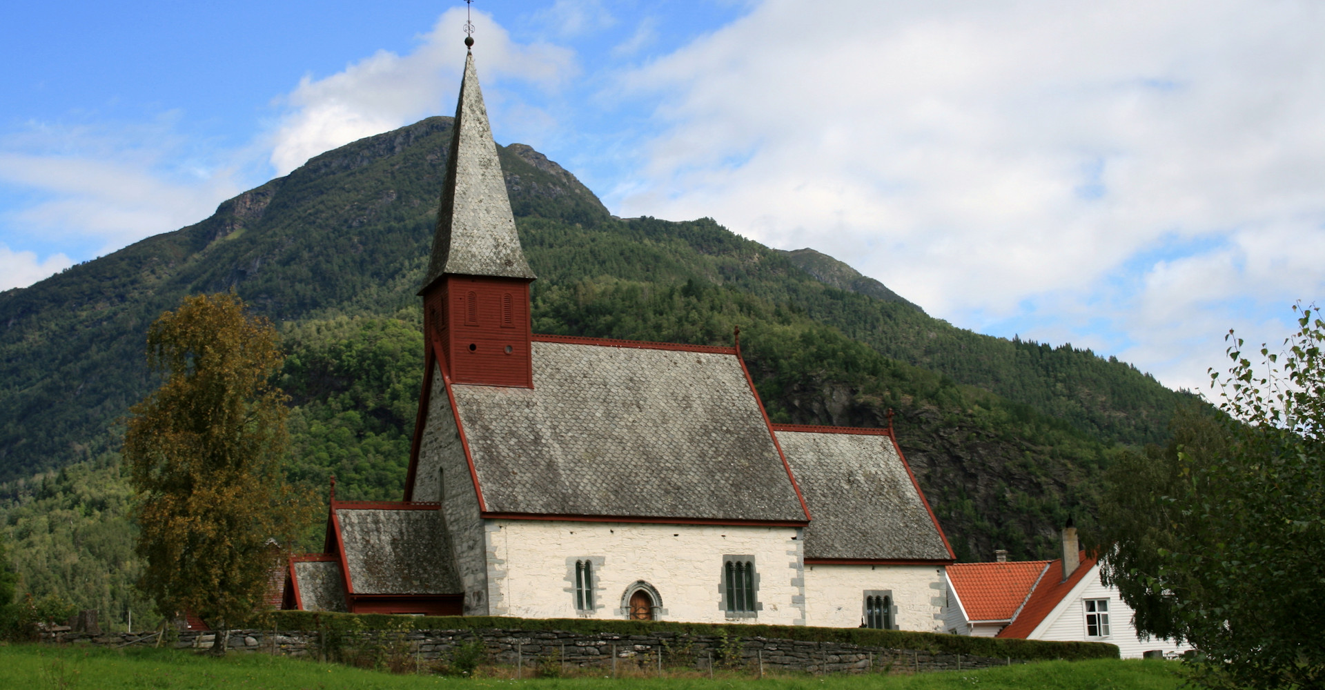 001 Dale steinkirke - foto Geir Johansen.jpg