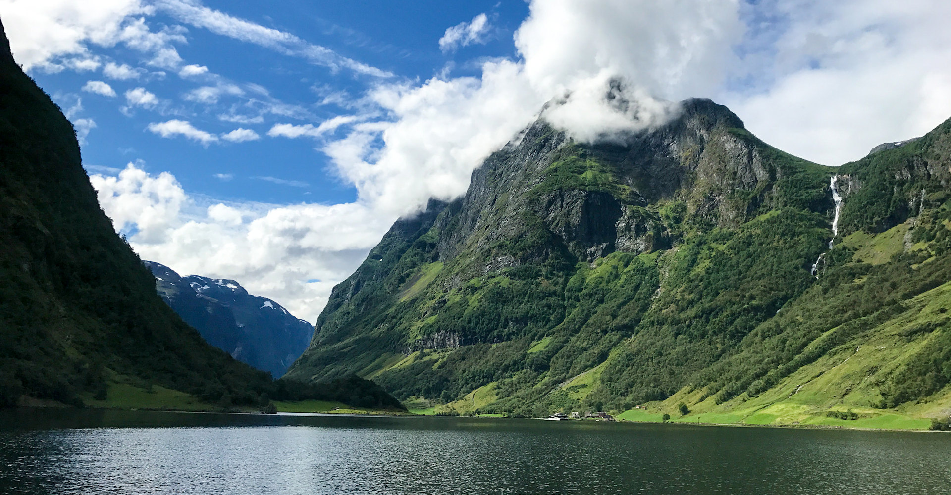 005 Nærøyfjorden - Utsikt mot bygda Dyrdal - foto Sindre Skrede.jpg