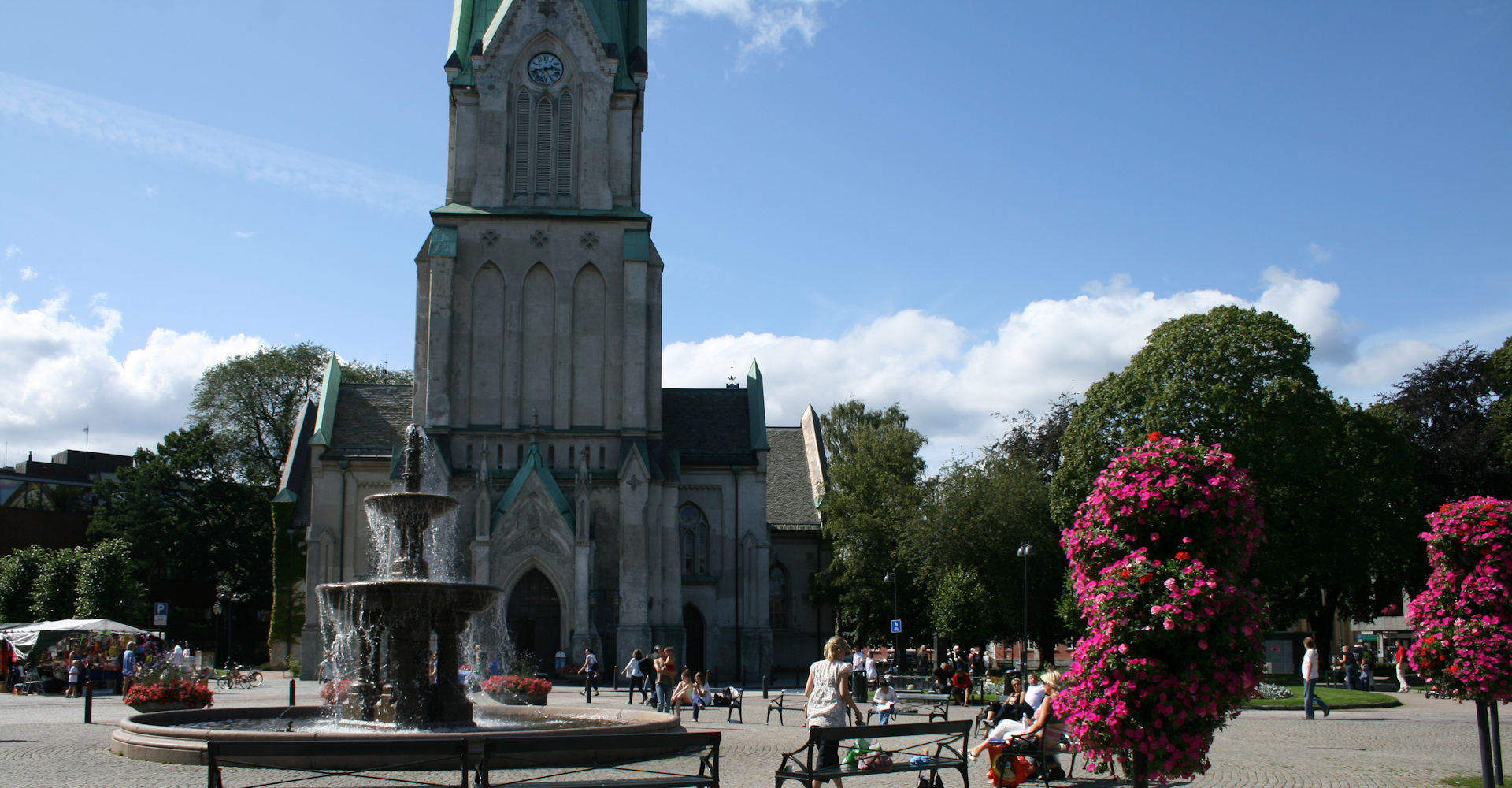 Kristiansand 007 Banner-sentrum-torget-og-domkorken - foto Geir Johansen.jpg