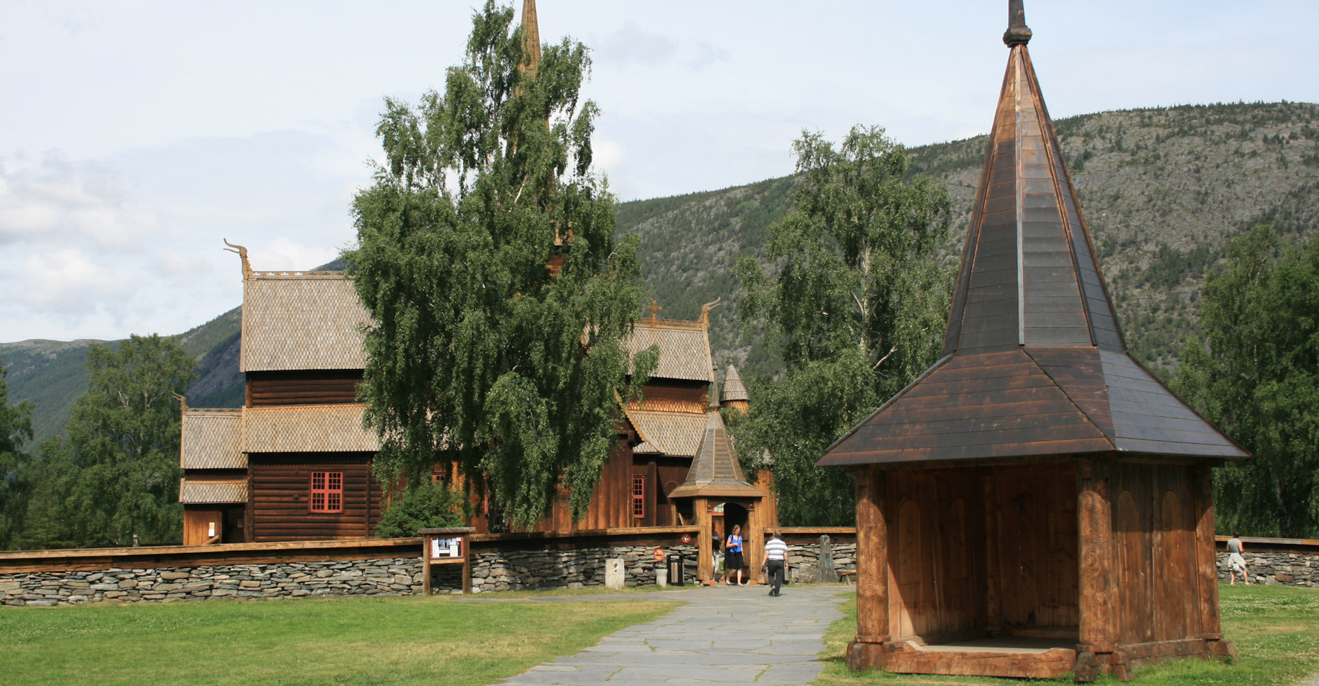 004 Lom stavkirke - Foto Geir Johansen.jpg
