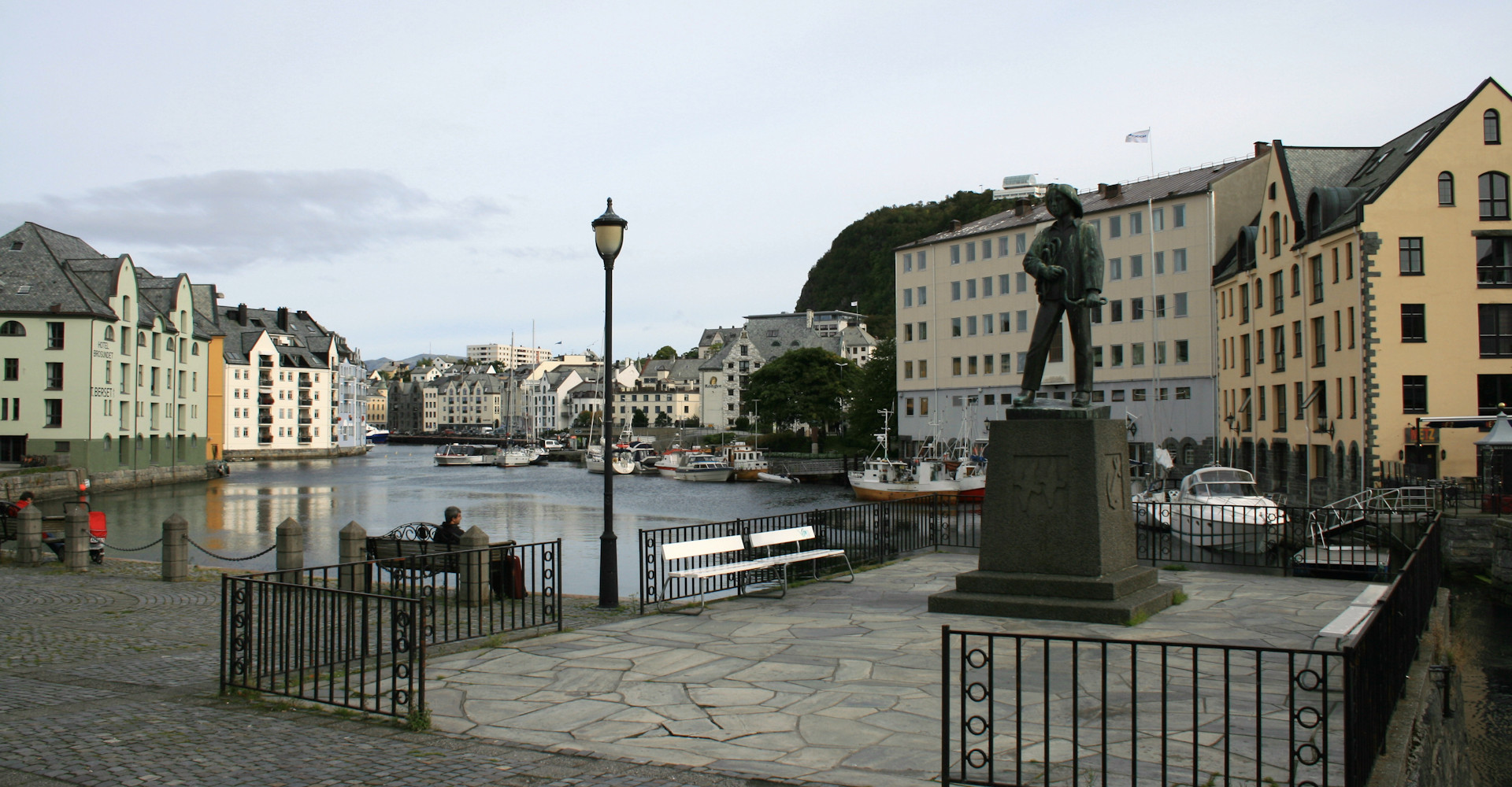 004 Jugendstilsentret - utsikt inn Ålesundet fra senteret - foto Geir Johansen.jpg