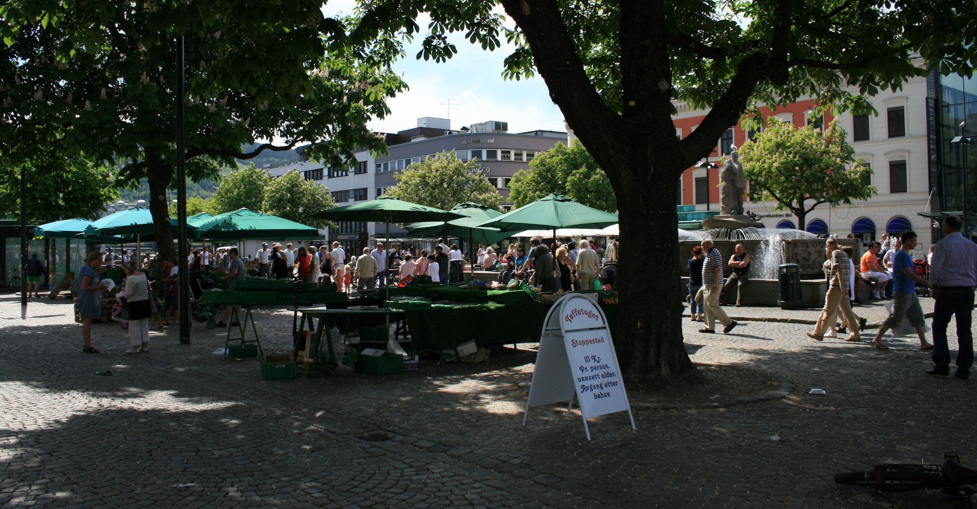 016 Bragernes torg med torghandel-foto Geir Johansen.jpg