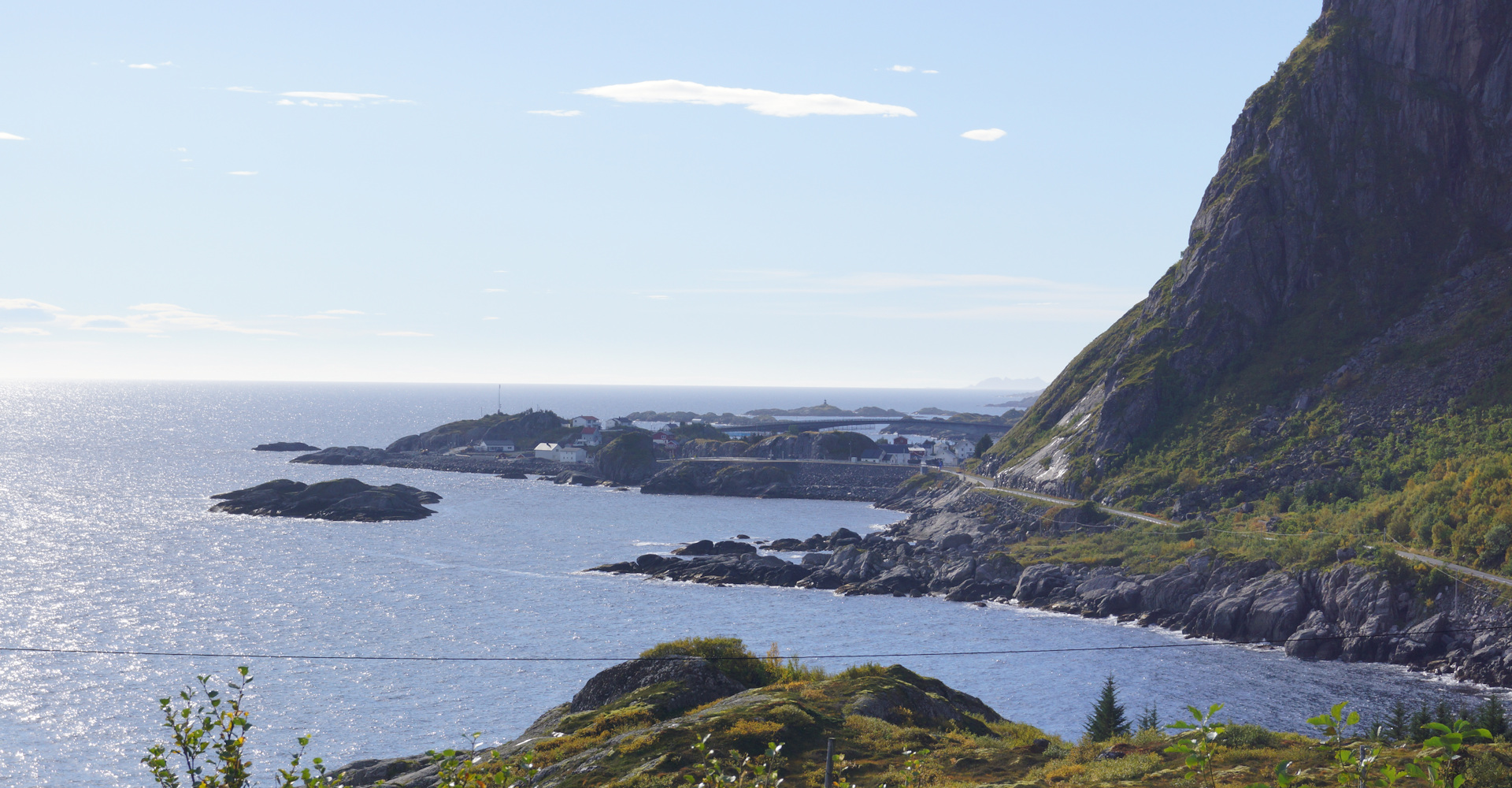 016 Start på Reineområdet med Festhæltinden til høyre sett fra utsiktspunktet ved Akkarvikodden -Foto Geir Johansen.jpg