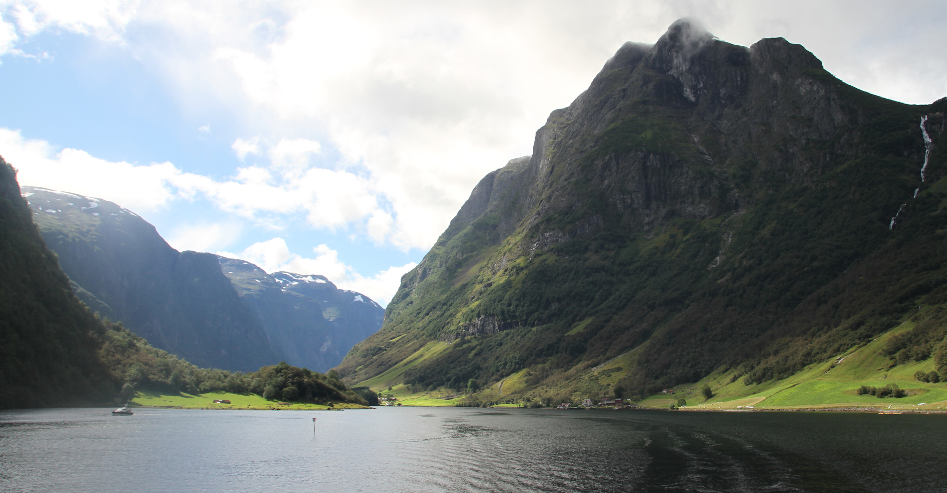 006 Nærøyfjorden - Utsikt mot bygda Dyrdal - foto Erlend Bjørtvedt.jpg