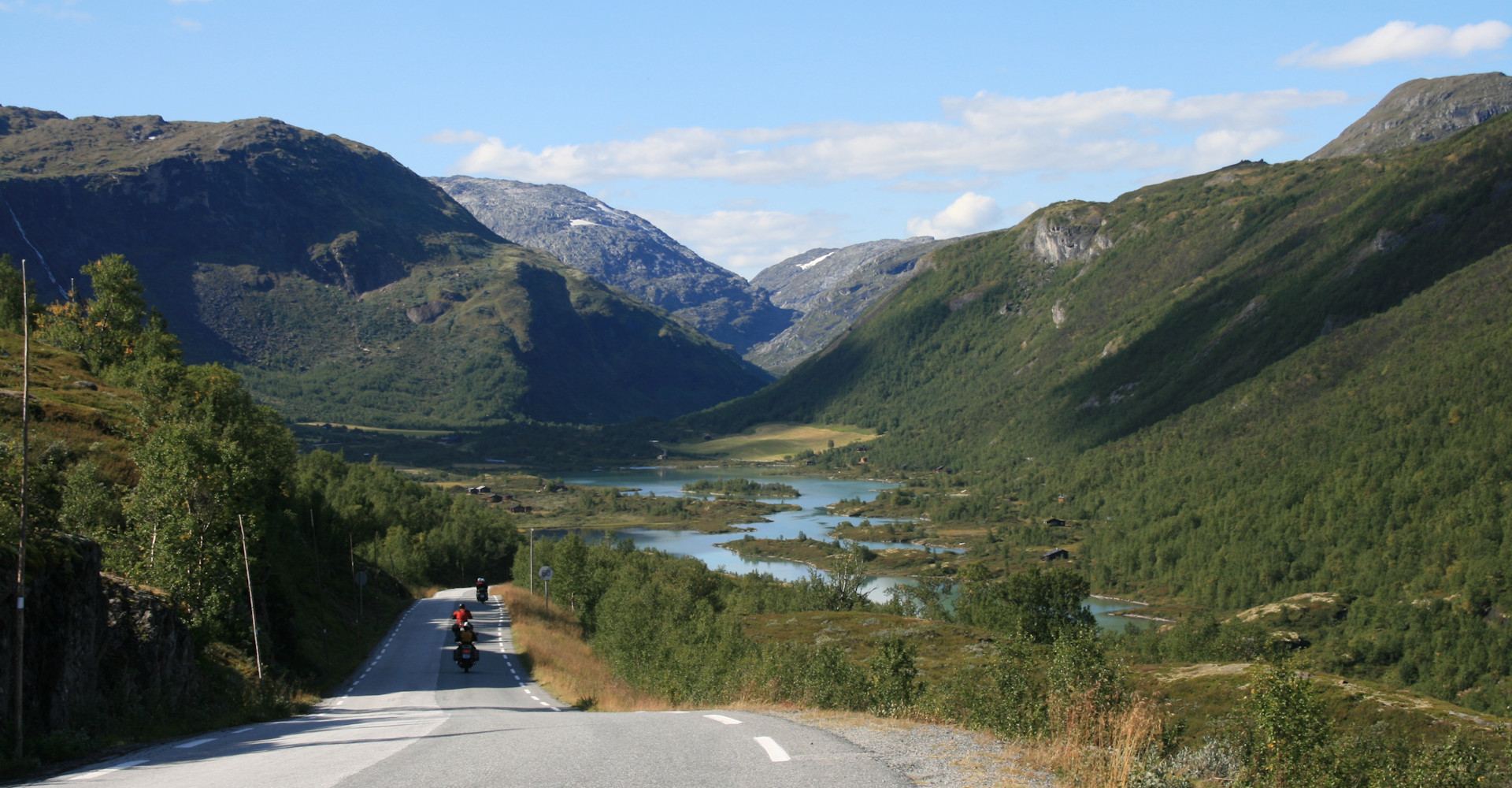 007 Utsikt mot Bøvertjønnene etter å ha passert Jotunheimen fjellstue - Foto Geir Johansen.jpg