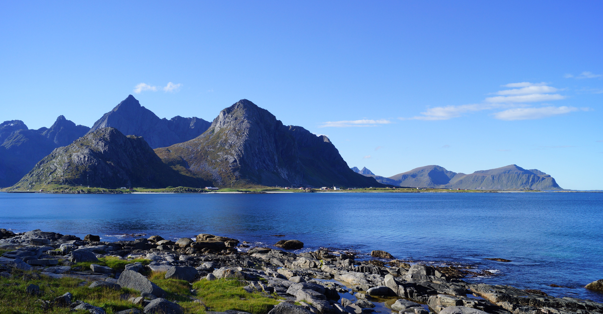 002 Utsikt mot Flakstad og Flakstadtinden-foto Geir Johansen.jpg