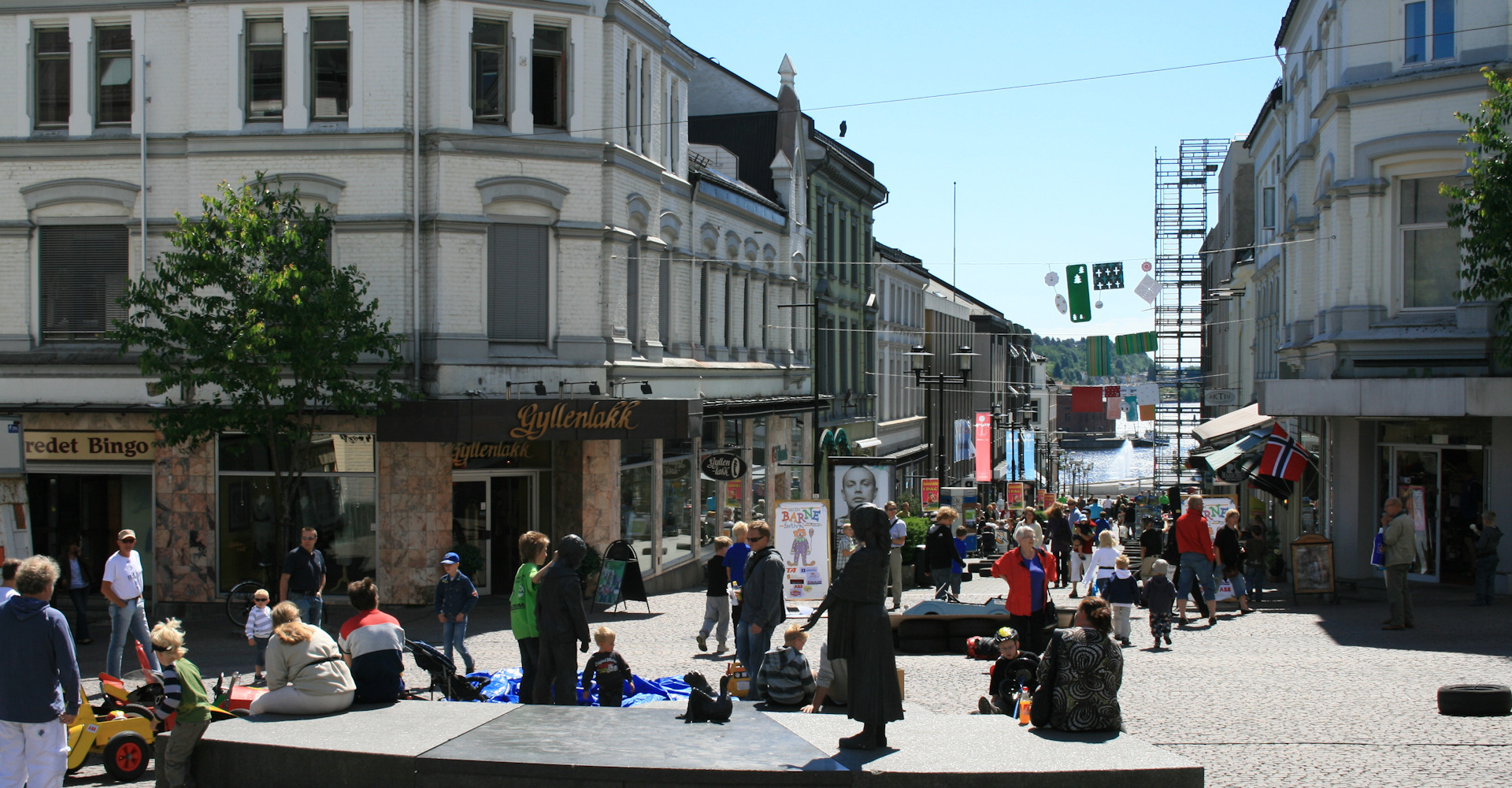 003 Litt av torget mot Henrik Ibsens gate-foto Geir Johansen.jpg
