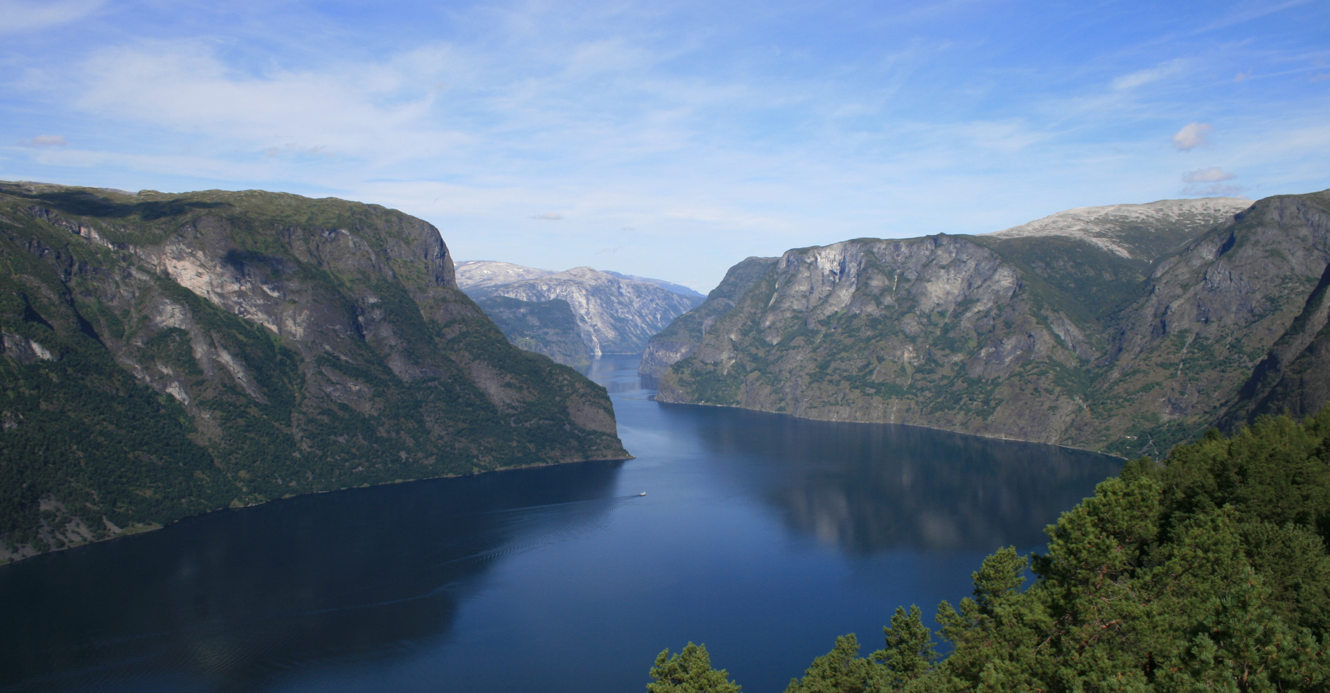 004 Utsikt ut Aurlandsfjorden fra Stegastein - Foto Geir Johansen.jpg