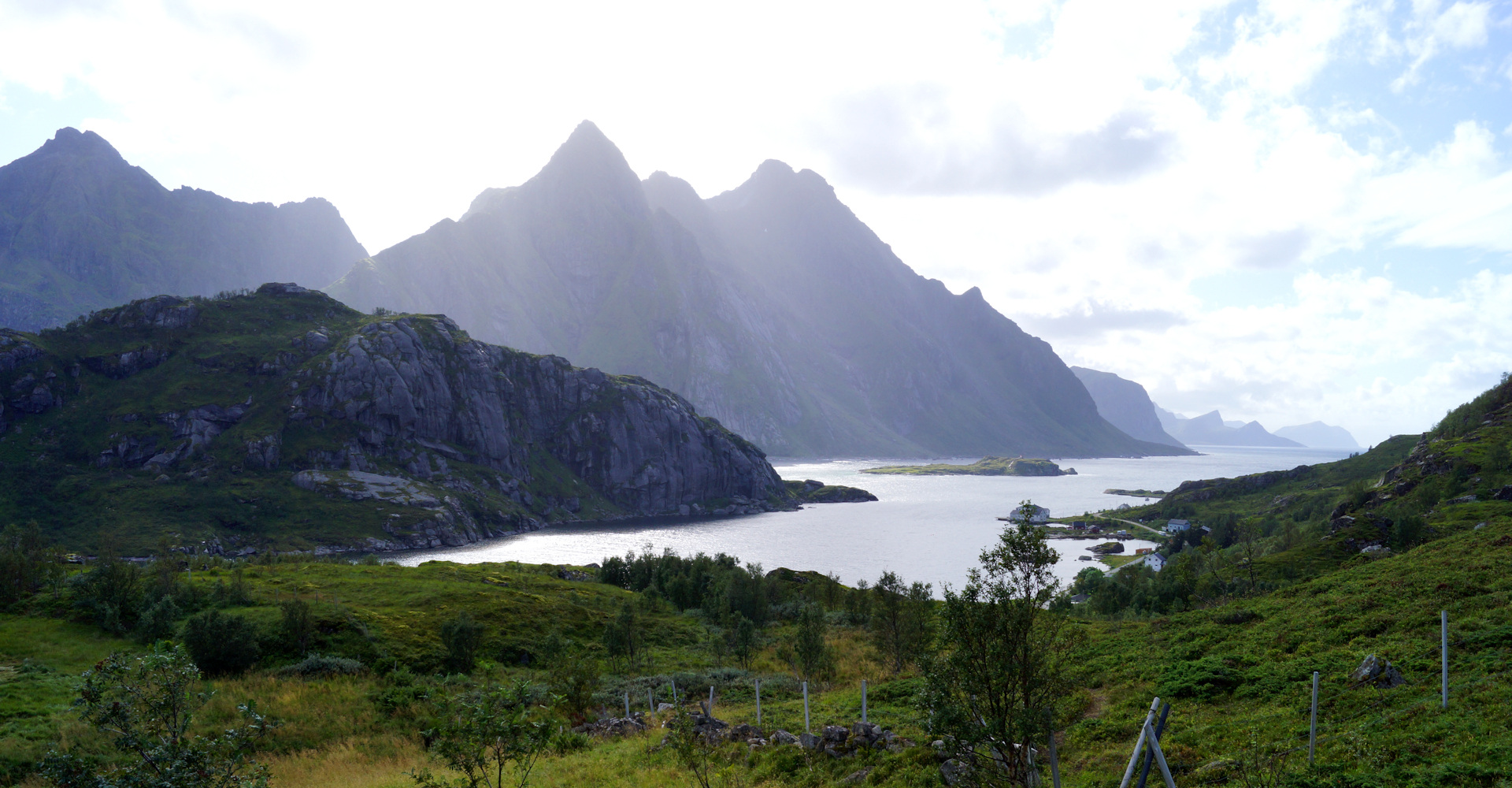 028 Lofoten - Utsikt motTangstad og fjellet Himmeltinden - foto Geir Johansen.jpg