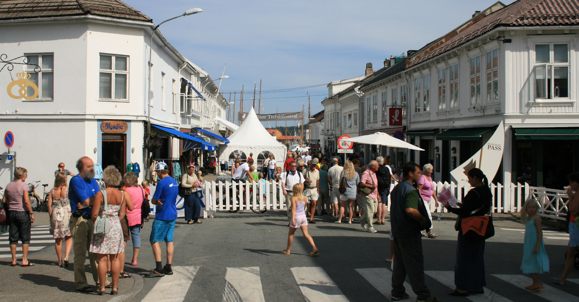 012 livlig i sentrum under trebåtfestivalen-foto Geir Johansen.jpg