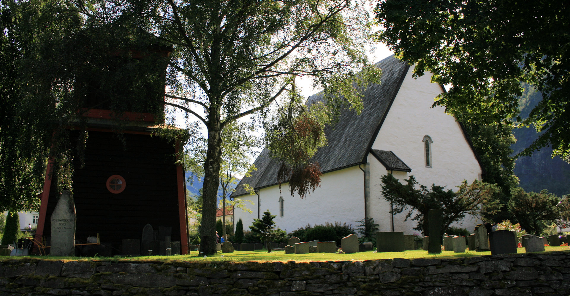 006 Aurland steinkirke fra år 1220-foto Geir Johansen.jpg