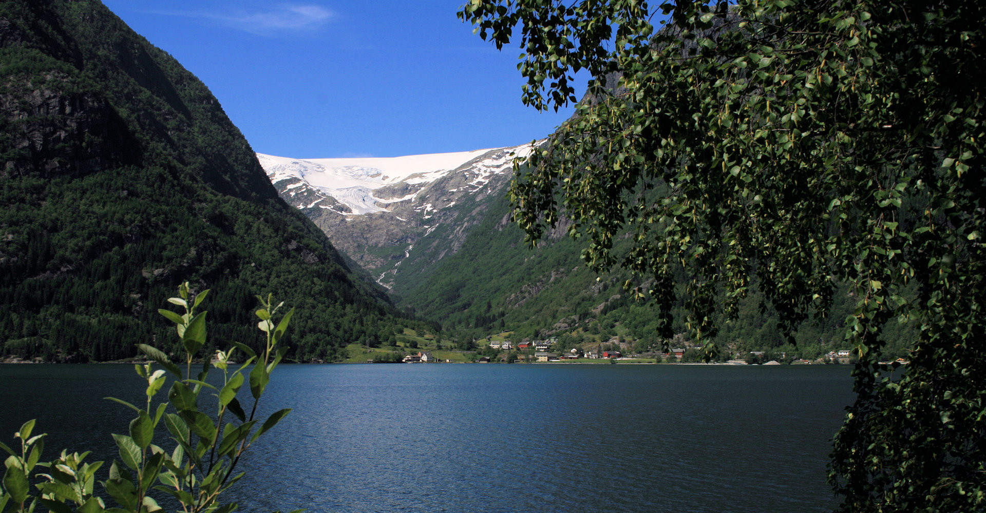007 Buerdalen og Buerbreen sett over Sandvinvatnet - Foto Geir Johansen.jpg