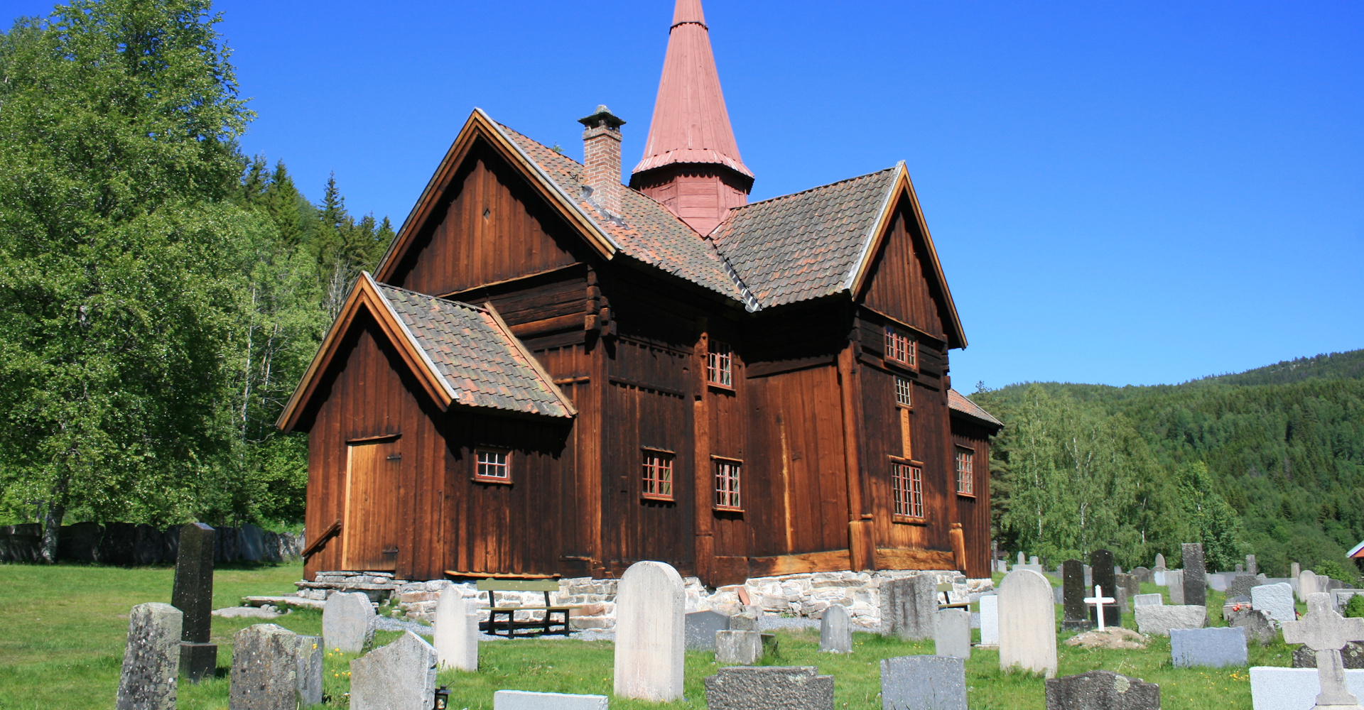 005 Rollag stavkirke - Foto Geir Johansen.jpg