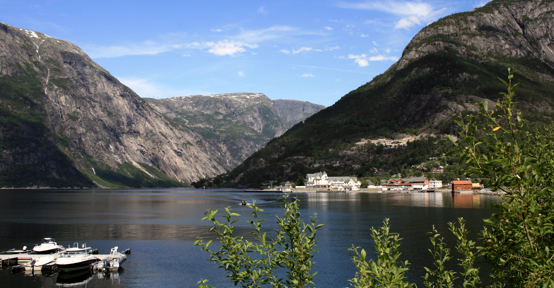 005 Utsikt mot Simadalsfjorden og Eidfjord til høyre-foto Geir Johansen.jpg