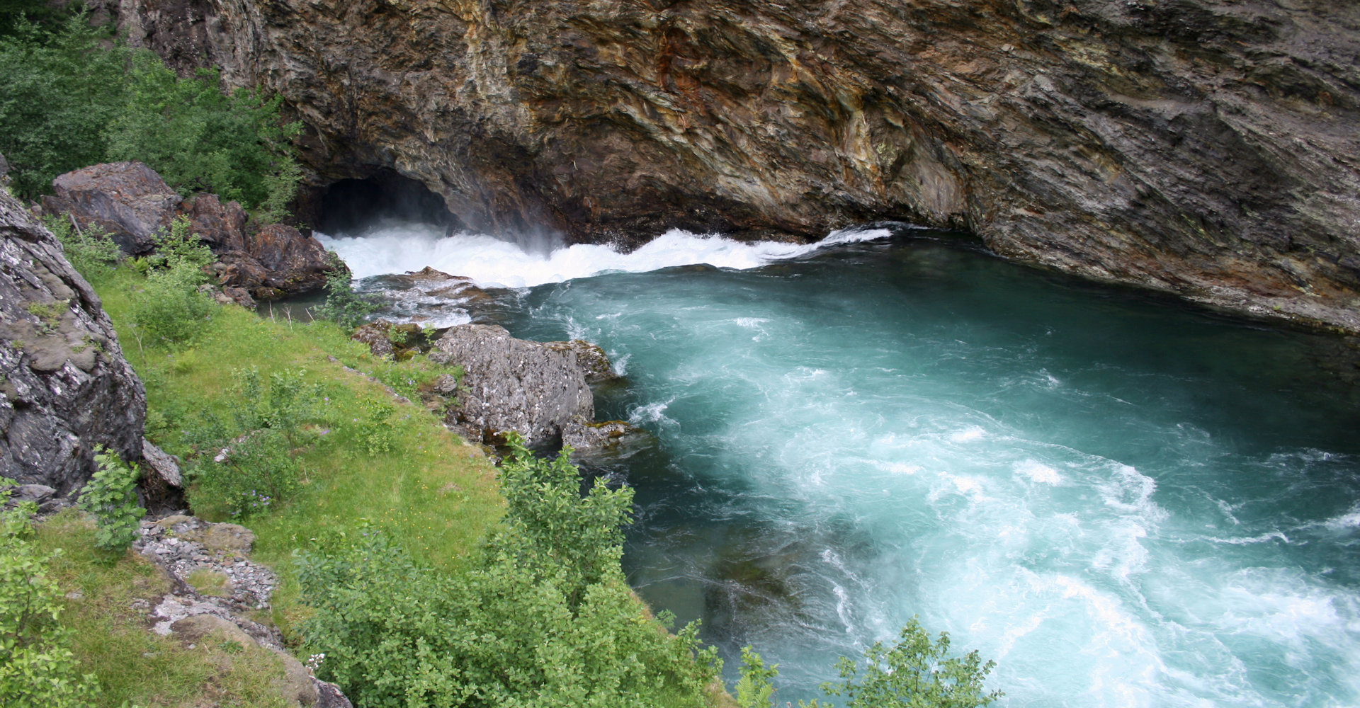 Flåmsdalen 007 Flåmselvi forsvinner inn i fjellet - foto Geir Johansen.jpg