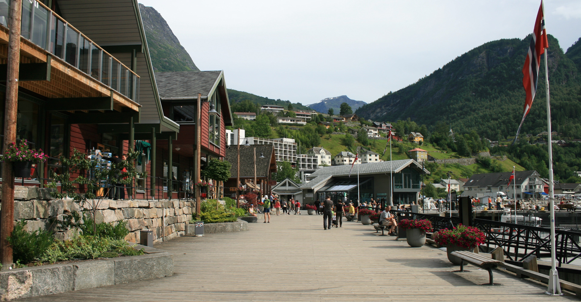 005 På vandretur i sentrm ved havnen-foto Geir Johansen.jpg