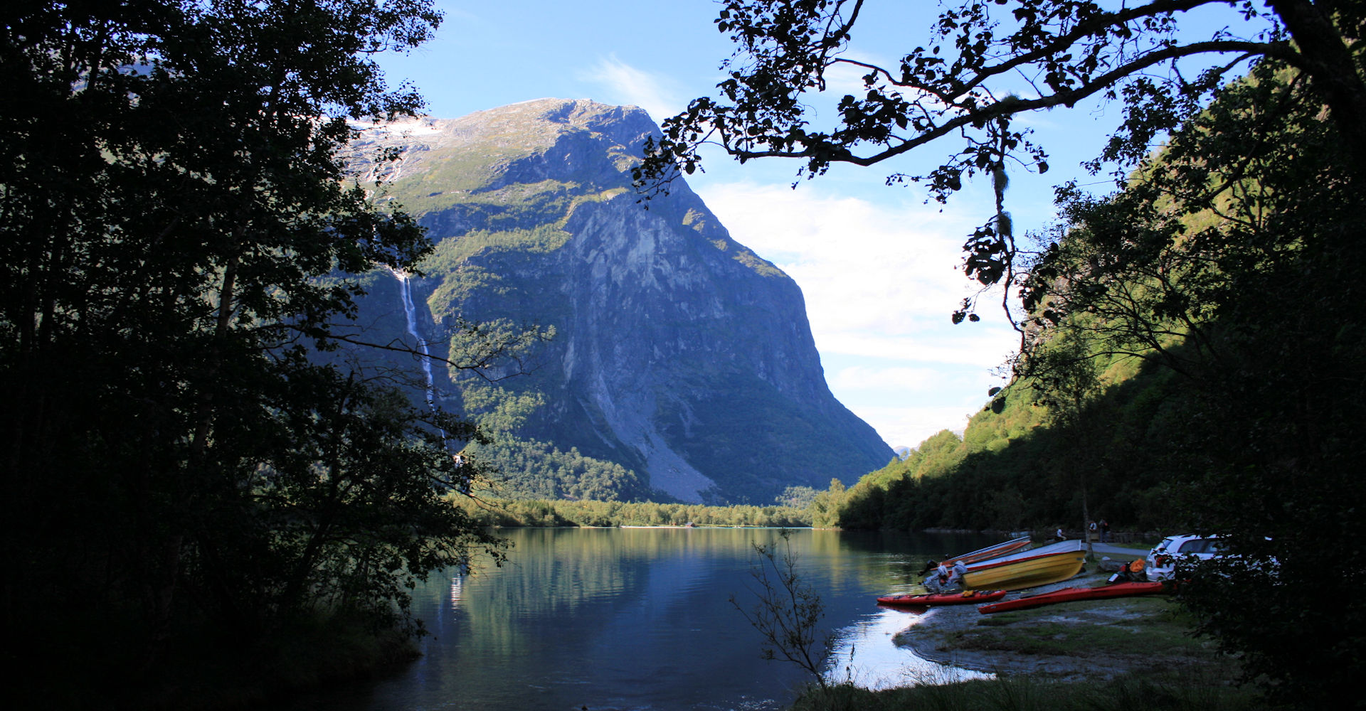 017 Innerst i Lovatnet ved Ramnefjellsfossen og Kjenndalstova - Foto Geir Johansen.jpg