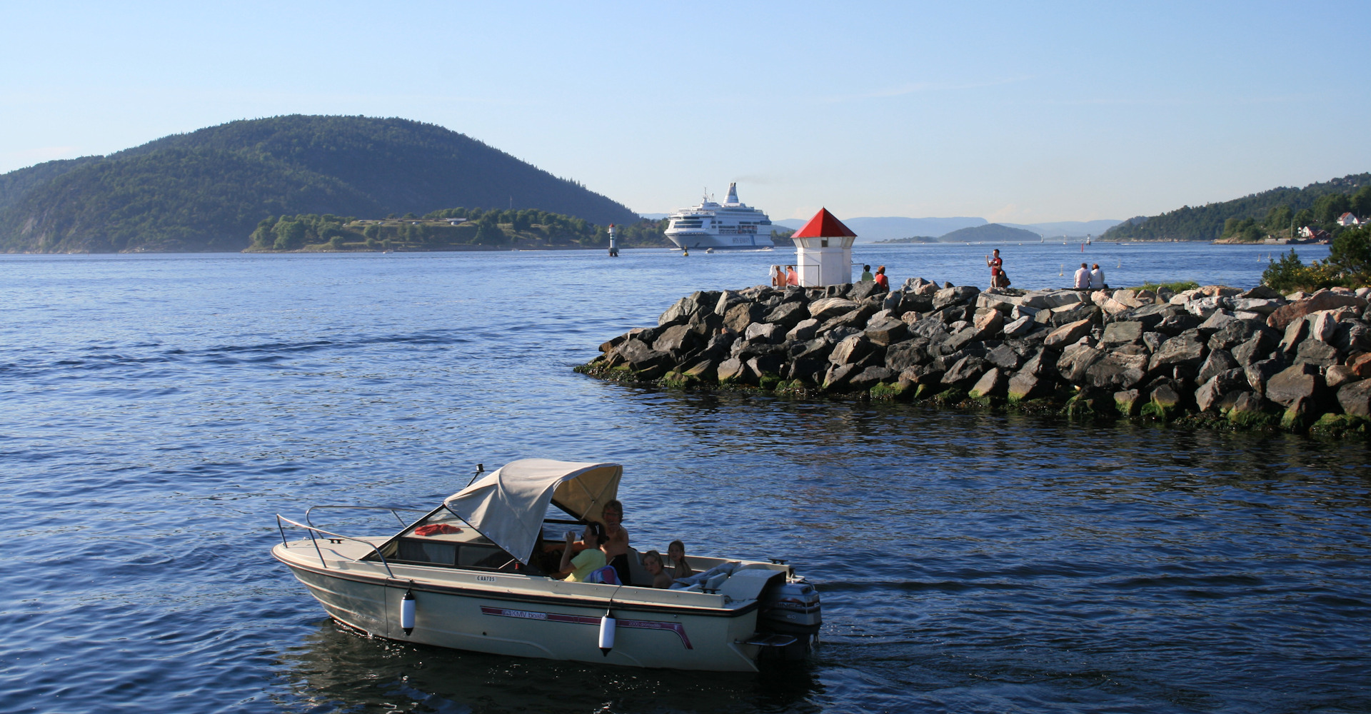 002 båt på tur ut fra havnen-foto Geir Johansen.jpg