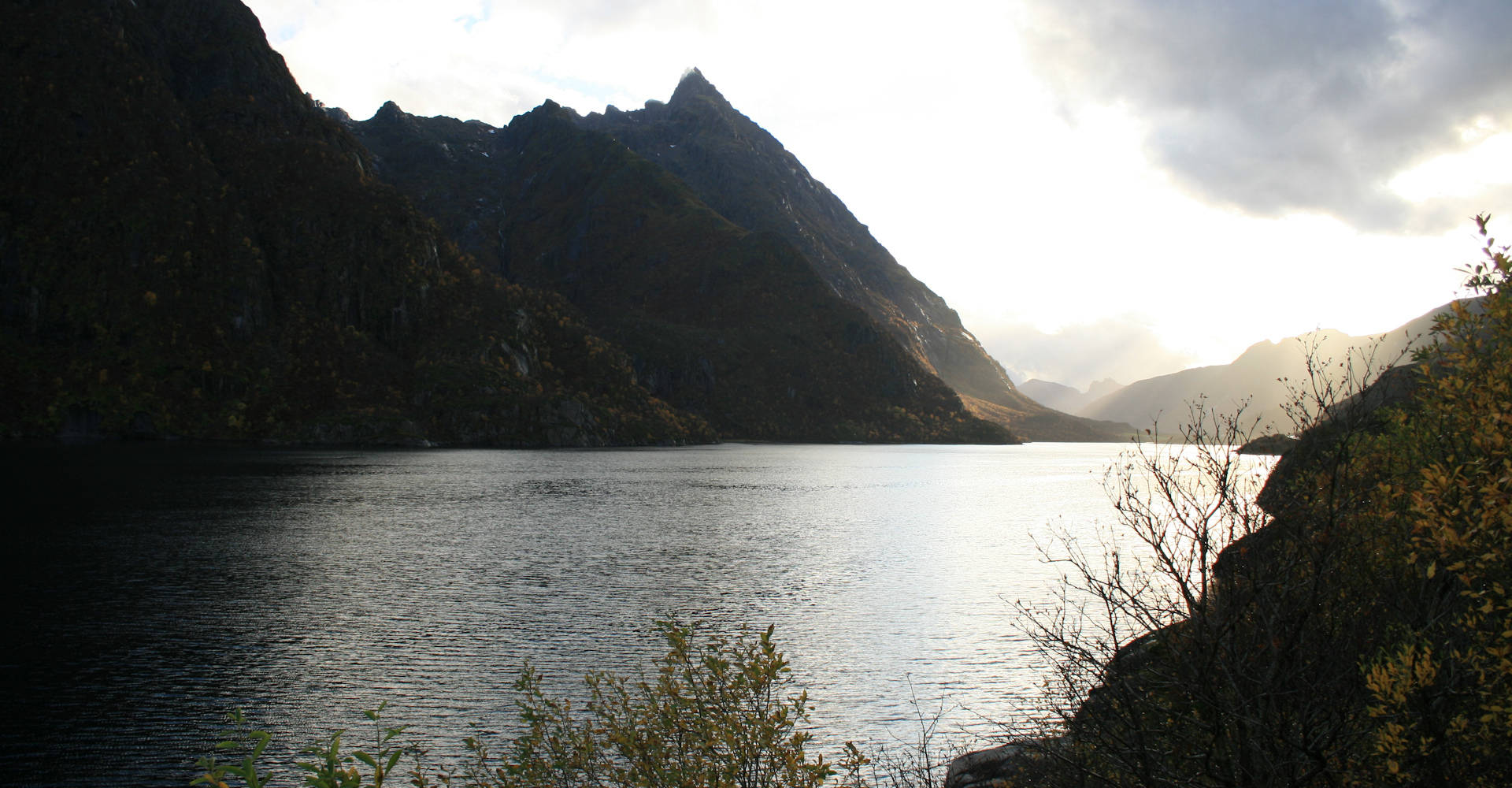 021 Higravfjorden og Higravtindan rett før Laupstad - foto Geir Johansen.jpg
