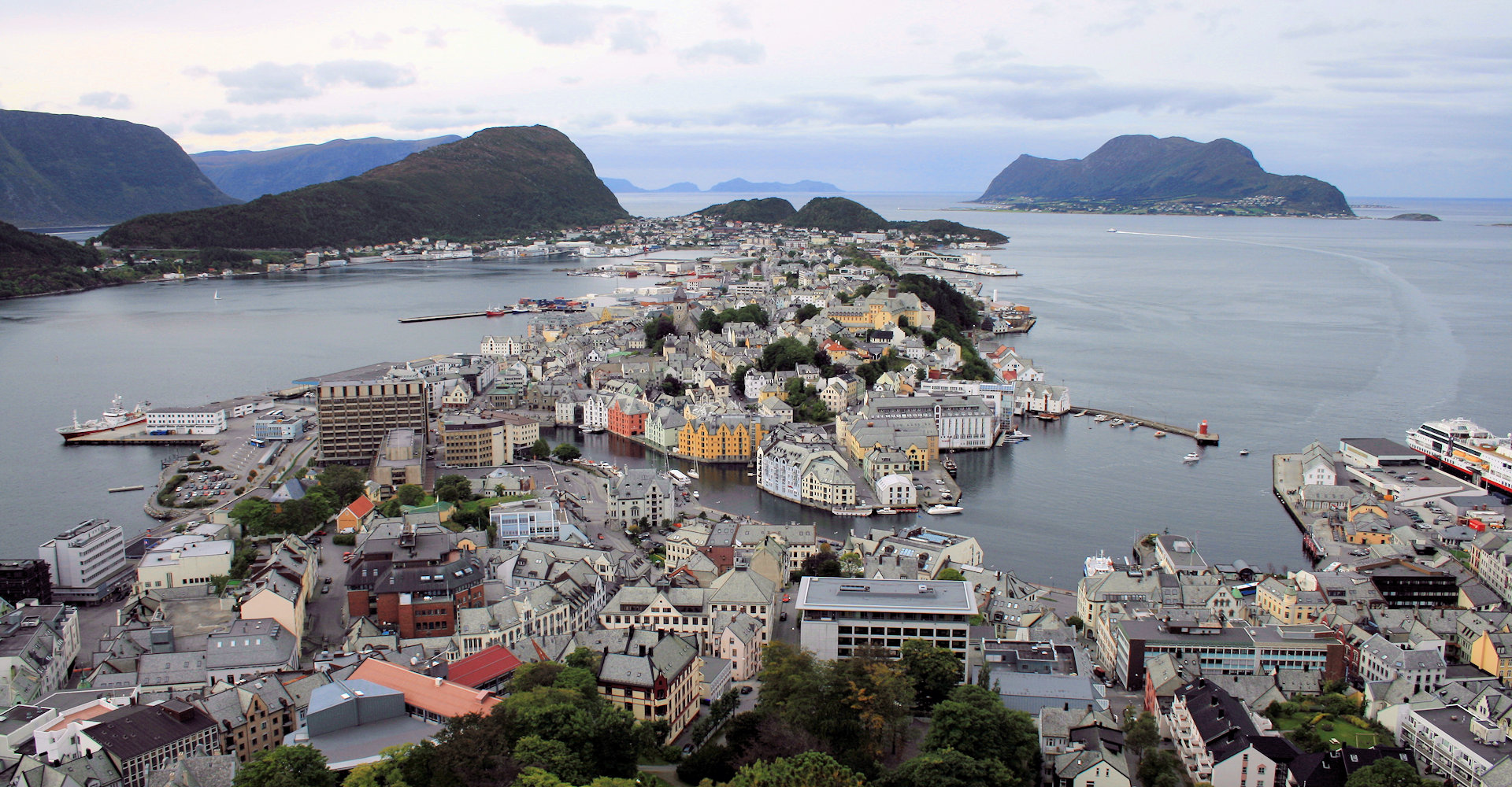 Ålesund - Godøya og Giske sett fra Aksla - foto Geir Johansen.jpg