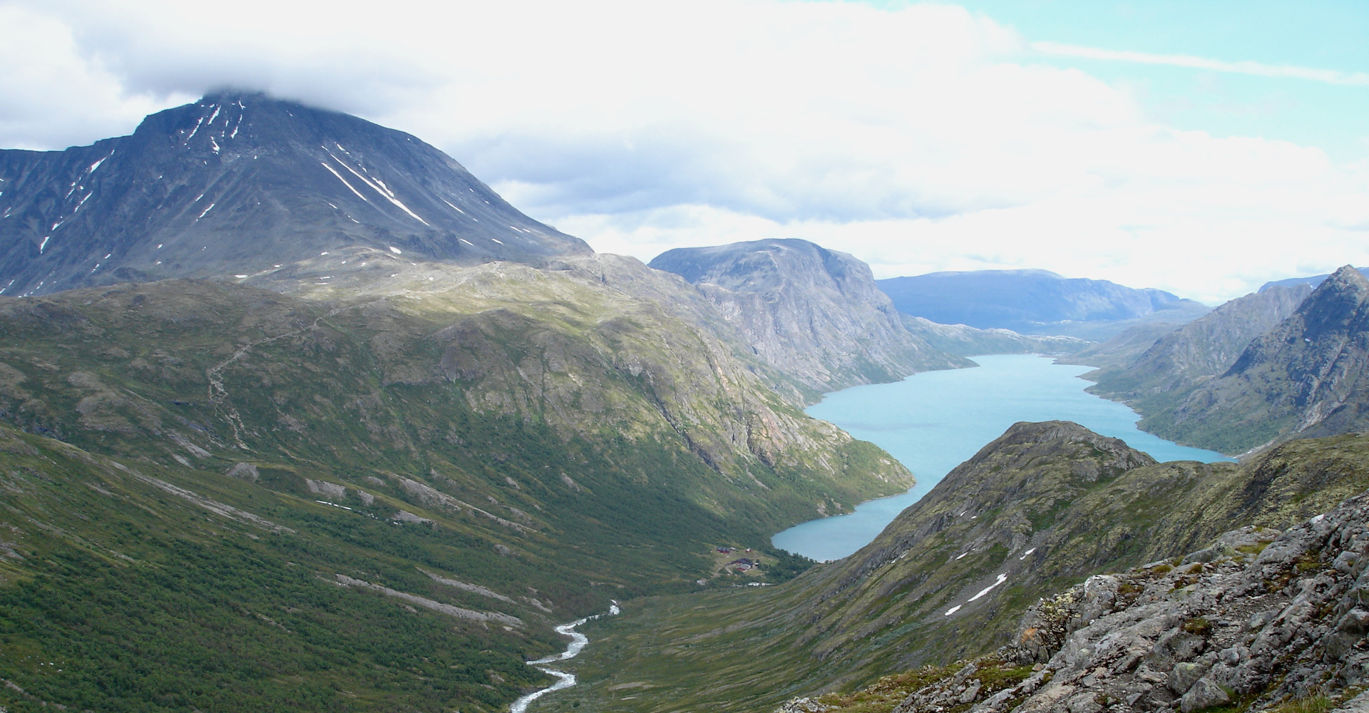 008 Gjendevatn og Memurubu - Foto Peter Bouwmeester.jpg