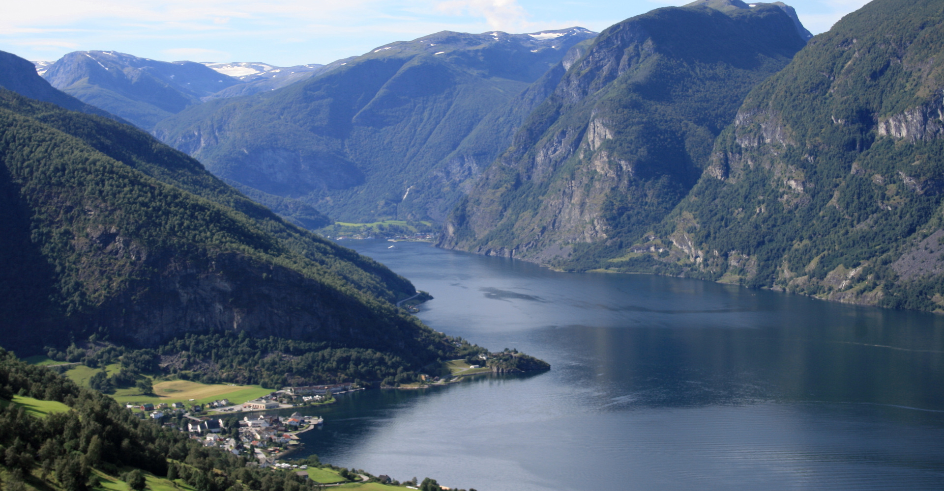 011 Aurlandsvangen tiv venstre og Flåm innerst i fjorden-foto Geir Johansen.jpg