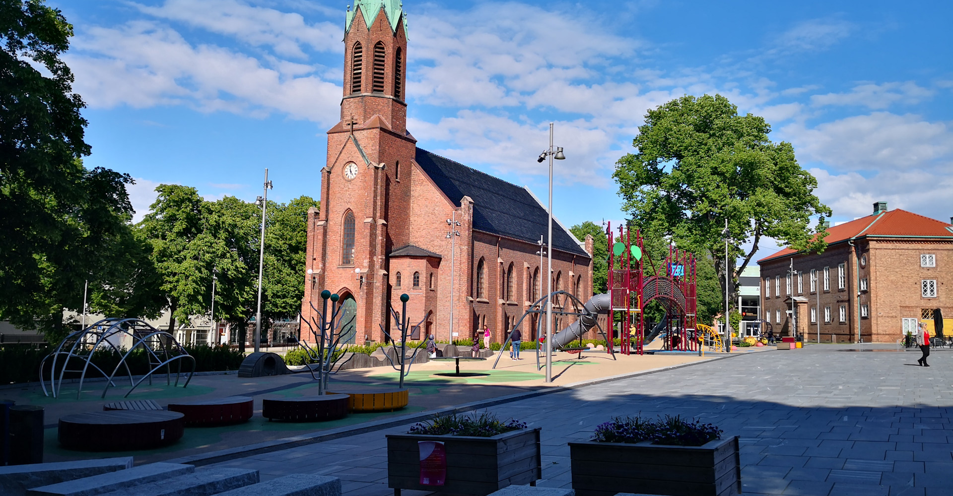 007 Lekeplassen for barn i sentrum ved kirken og parken 2-foto Geir Johansen.jpg