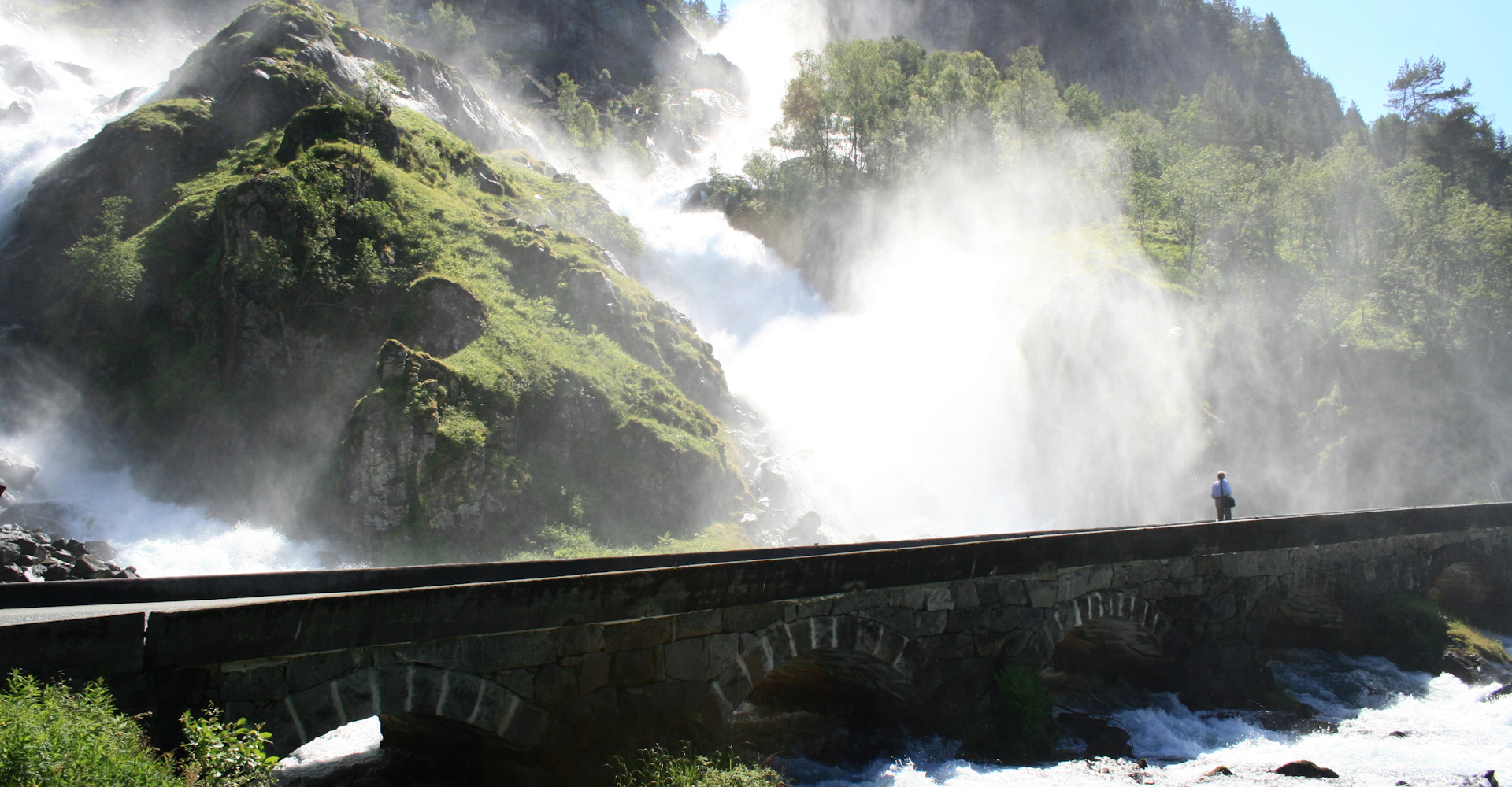 004 Låtefossen -  fotograf i disen fra fossen - foto Geir Johansen.jpg