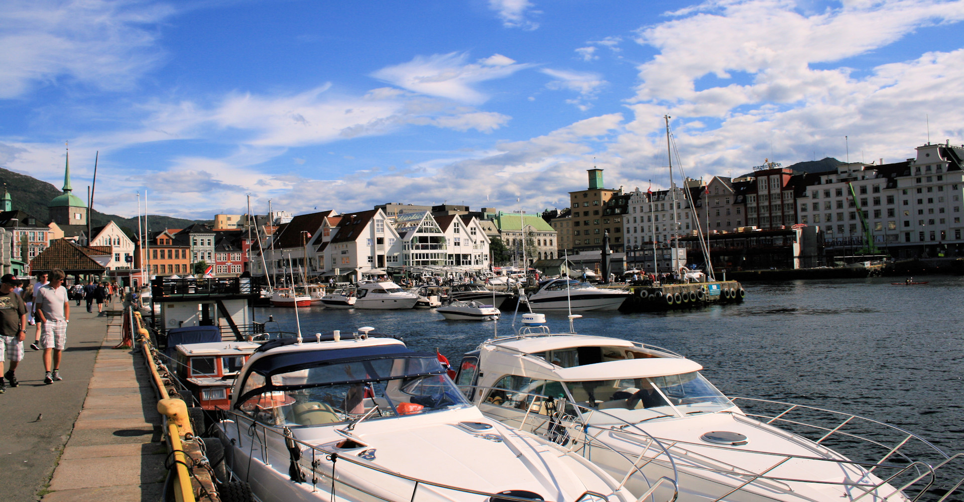 008 Mot sentrum langs bryggen-foto Geir Johansen.jpg