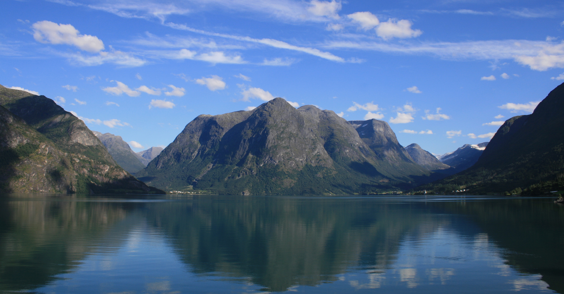 002 - Utsikt mot Strynefjellet langs Oppstrynsvatnet - Foto Geir Johansen.jpg
