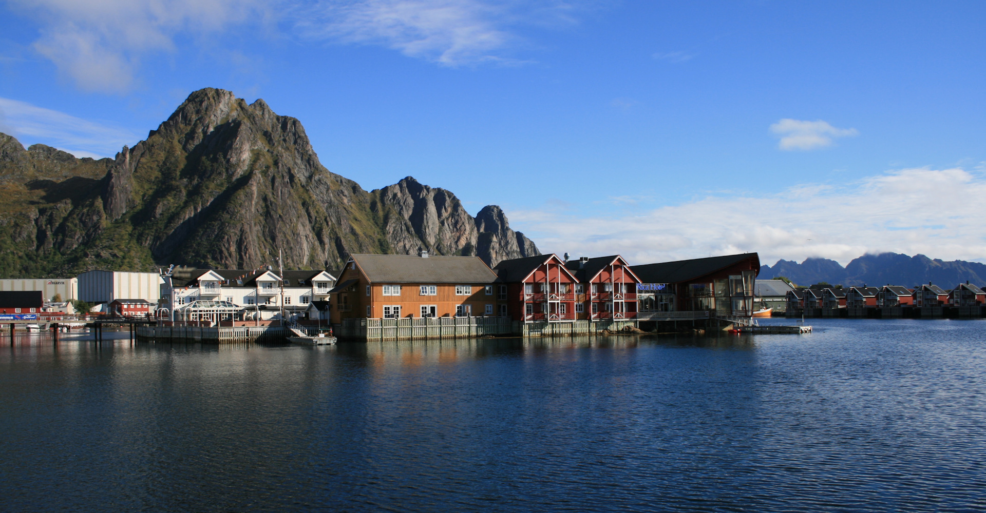 010 Øya Lamholmen midt ute i havna med hotell-rorbuer og restaurant B-foto Geir Johansen.jpg