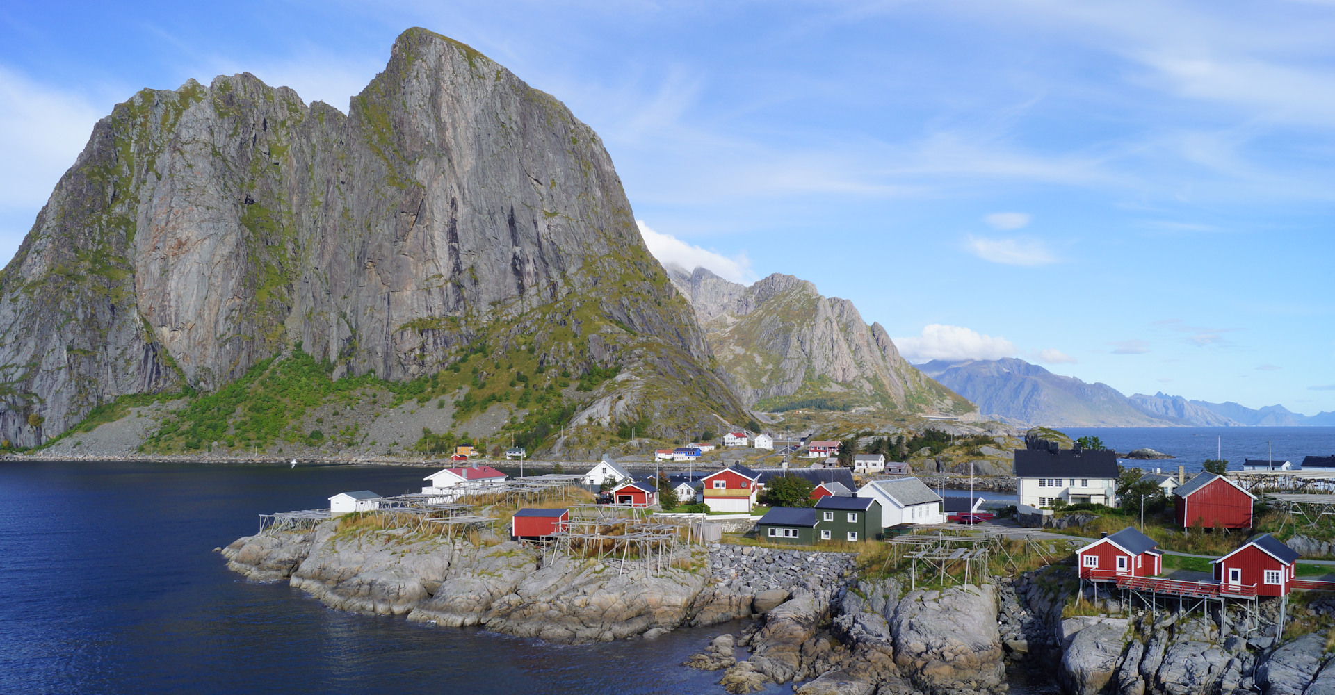 006 Hamnøya med Festhæltinden i bakgrunnen-Foto Geir Johansen.jpg