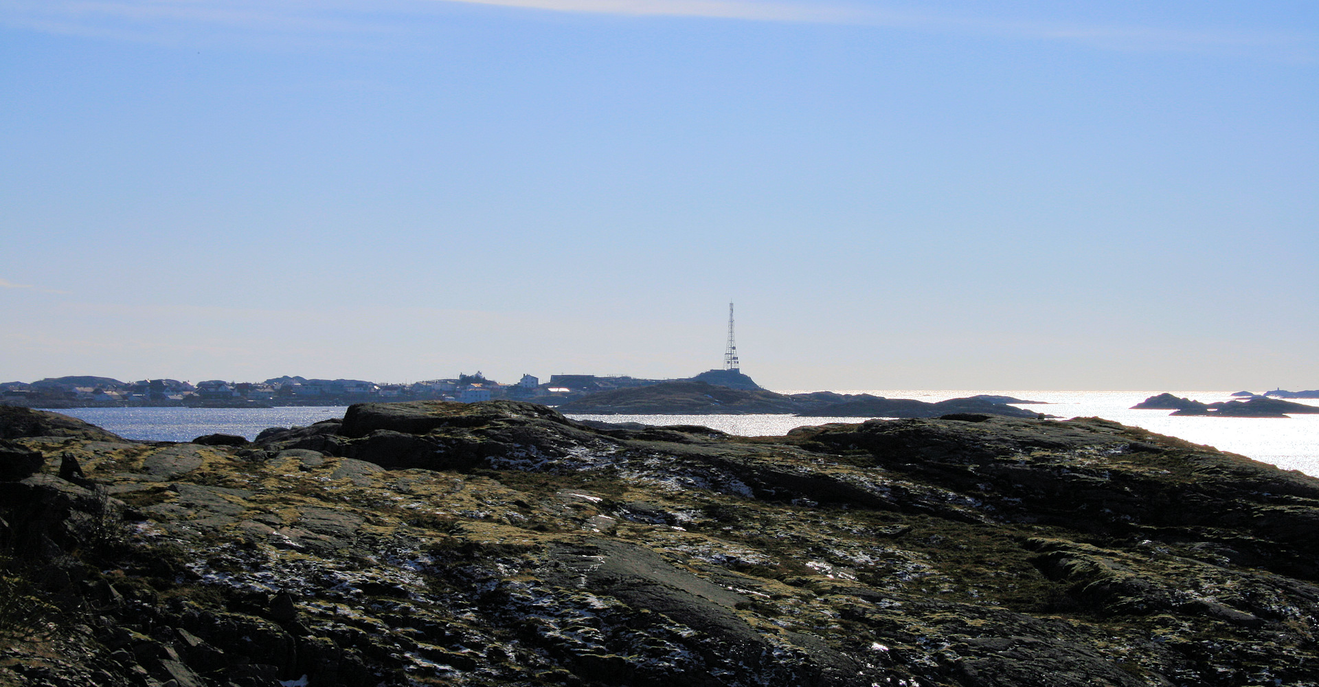 010-henningsvær sett fra bergene ved festvåg-foto Geir Johansen.jpg