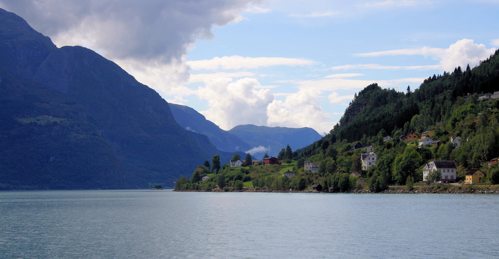 004 Litt av Luster ved Dale steinkirke - foto Geir Johansen.jpg