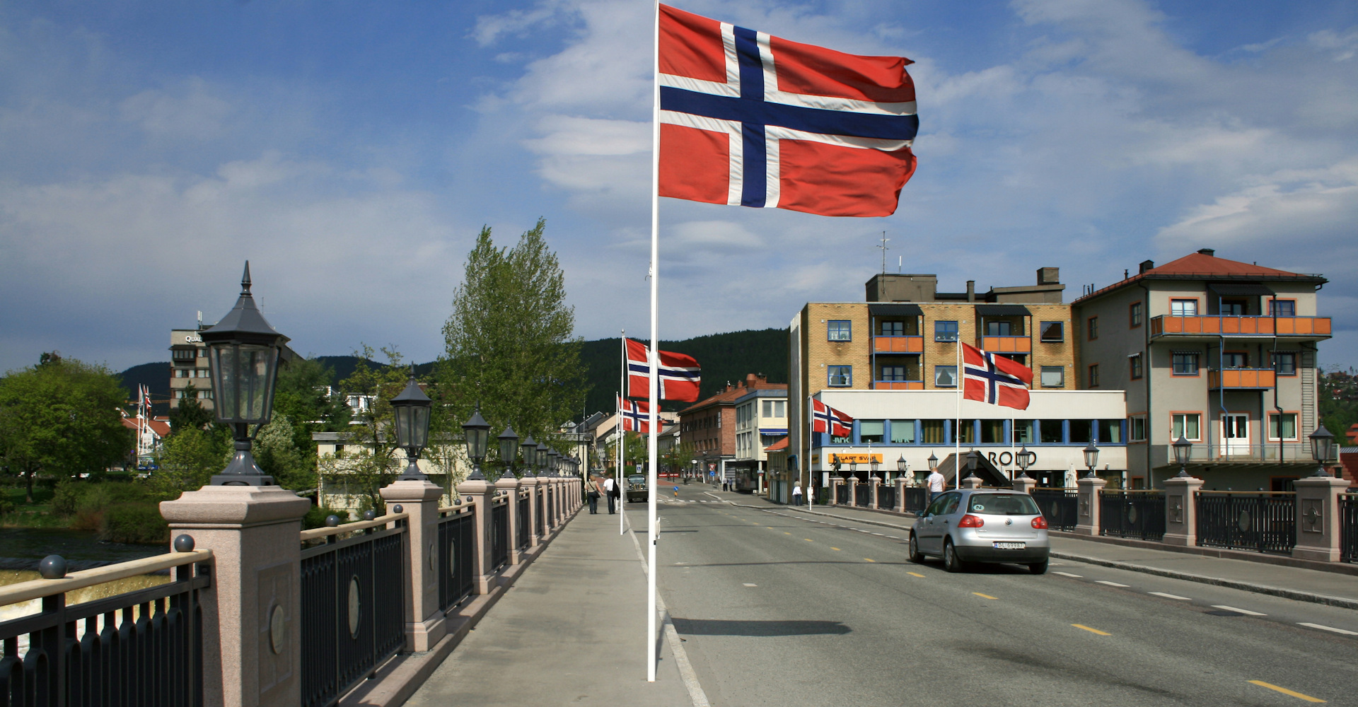 Kongsberg - Banner 007 over broen mot sentrum - foto Geir Johansen.jpg