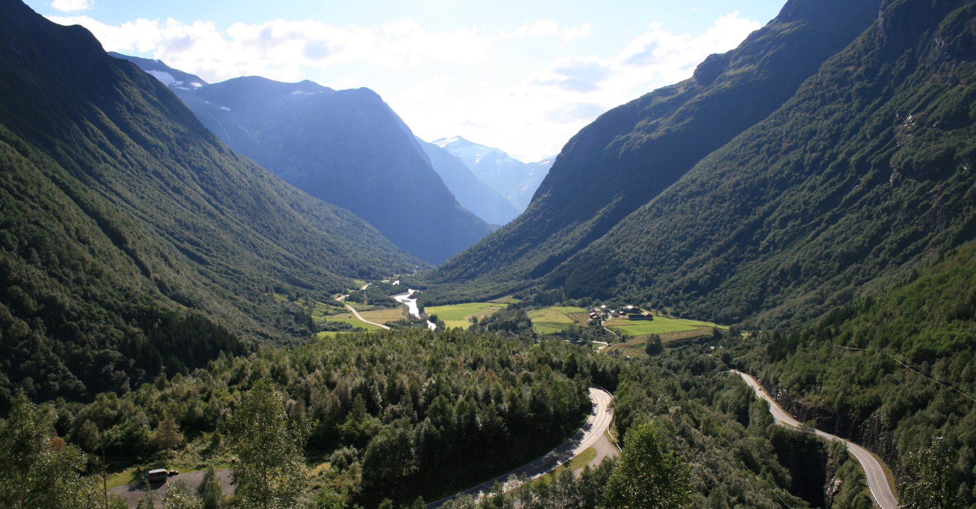 006 - Hjelledalen sett fra utsiktspunktet opp til Strynefjellet - Foto Geir Johansen.jpg