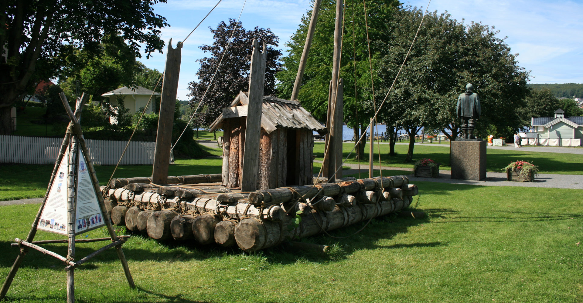 009 minne om Thor Heyrdahl ved museet på Tollerodden-foto Geir Johansen.jpg
