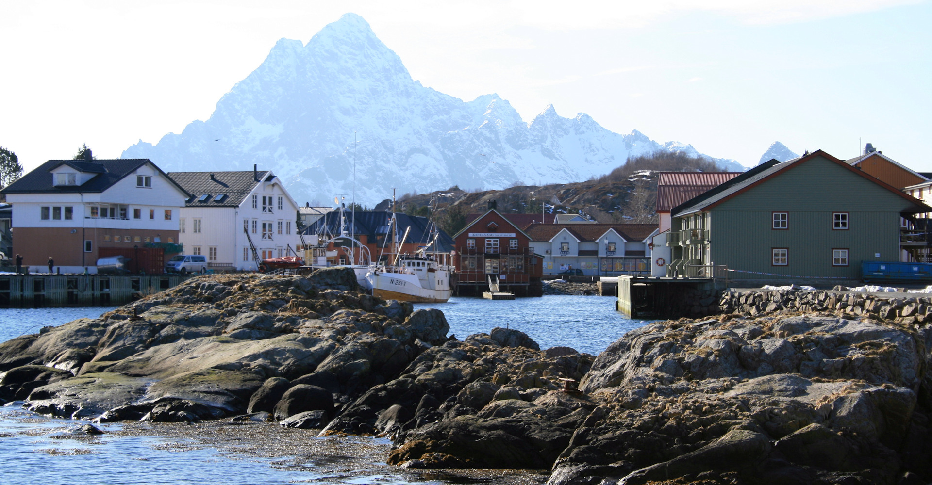 001 Kabelvåg - Havnen mot sentrum og torget- foto Geir Johansen.jpg