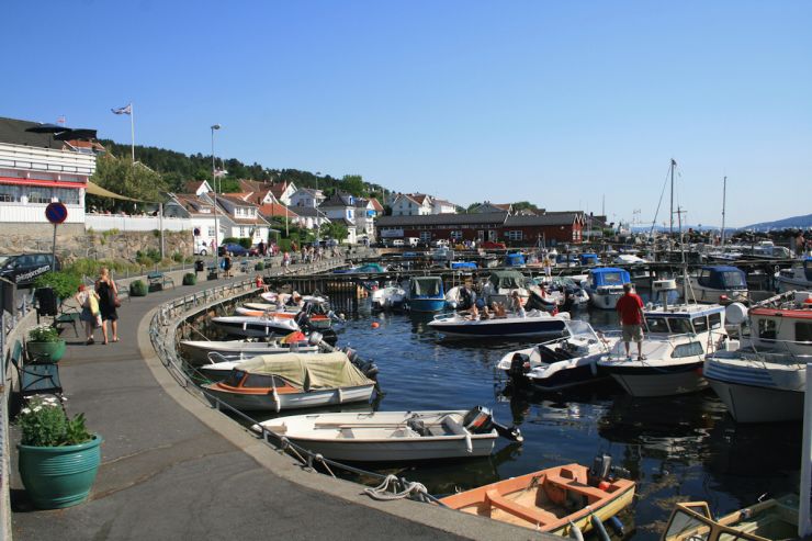 Langs havnepromenaden 2 motakvariet-foto Geir Johansen.jpg