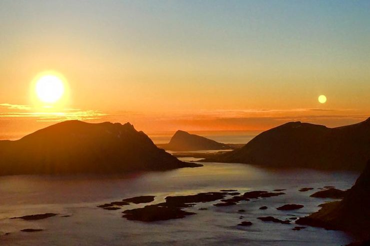 gimsøyhoven i midnattsol fra Festvågtind- foto Trine mentzen.jpg