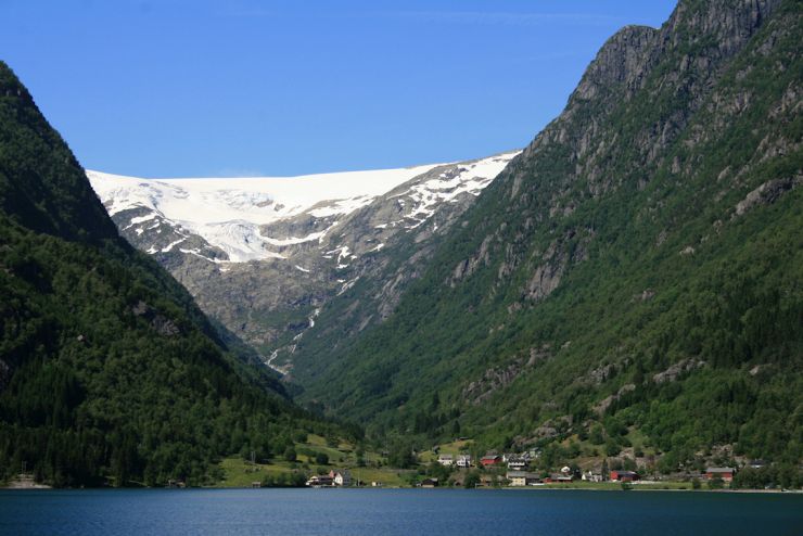 Oddadalen-mot-Bøverdalen-og-Bøverbreen-sett over fjorden- Foto Geir Johansen.jpg