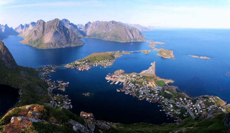 Reine og alle øyene sett fra Reinebringen - foto Rheins.jpg